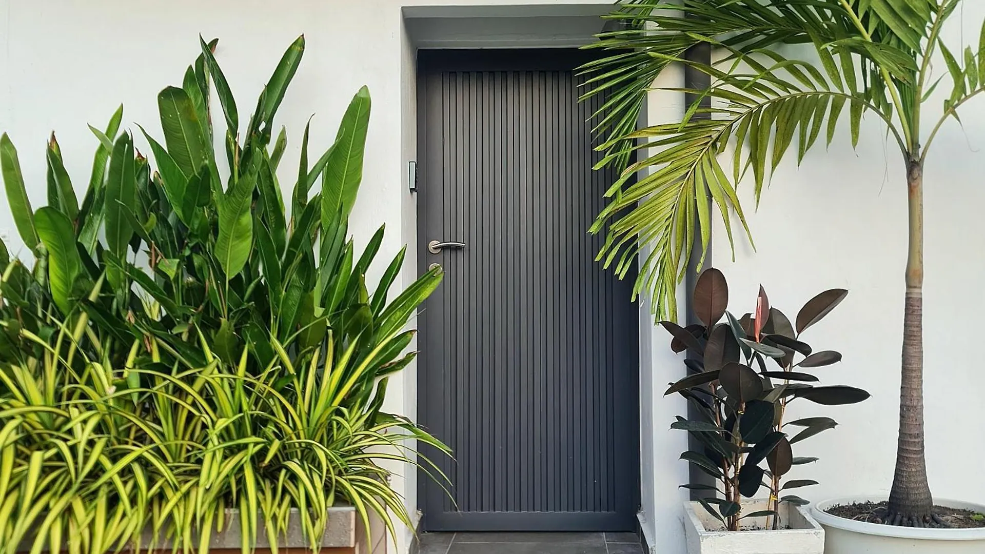 New Backlane Elegance 5Pax Near Jonker 800M contacts